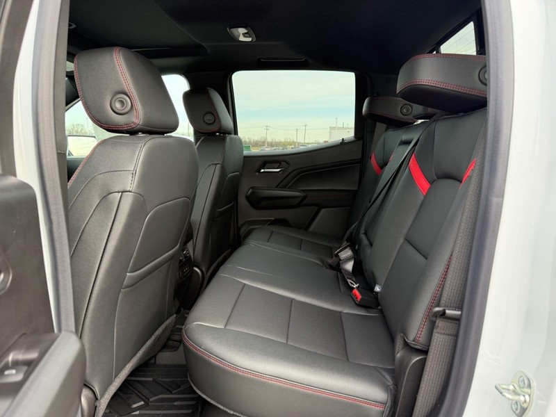 Chevrolet Colorado Vehicle Full-screen Gallery Image 5