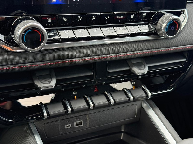 Chevrolet Colorado Vehicle Full-screen Gallery Image 13