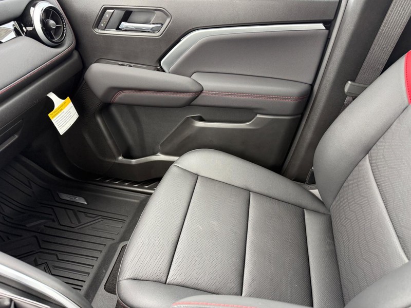 Chevrolet Colorado Vehicle Full-screen Gallery Image 15