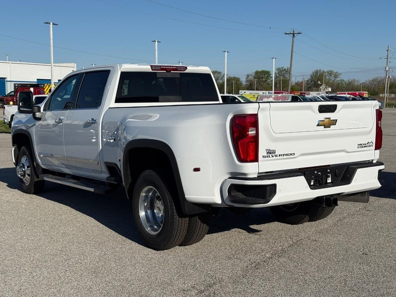 Chevrolet Silverado 3500HD Vehicle Full-screen Gallery Image 3