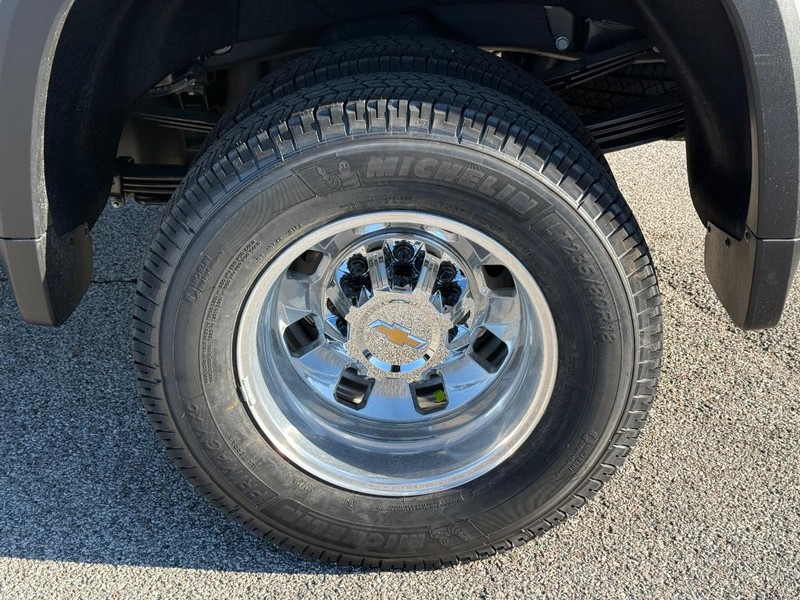 Chevrolet Silverado 3500HD Vehicle Full-screen Gallery Image 4