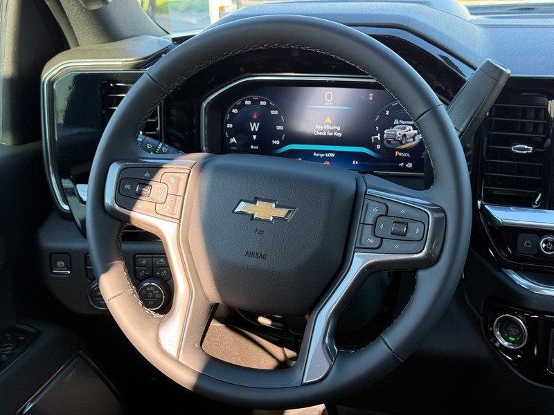 Chevrolet Silverado 3500HD Vehicle Full-screen Gallery Image 9