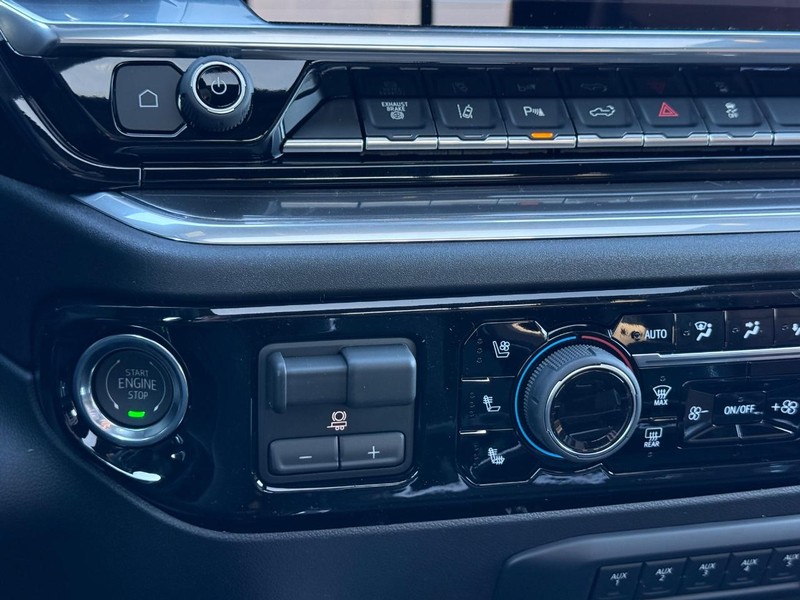 Chevrolet Silverado 3500HD Vehicle Full-screen Gallery Image 14