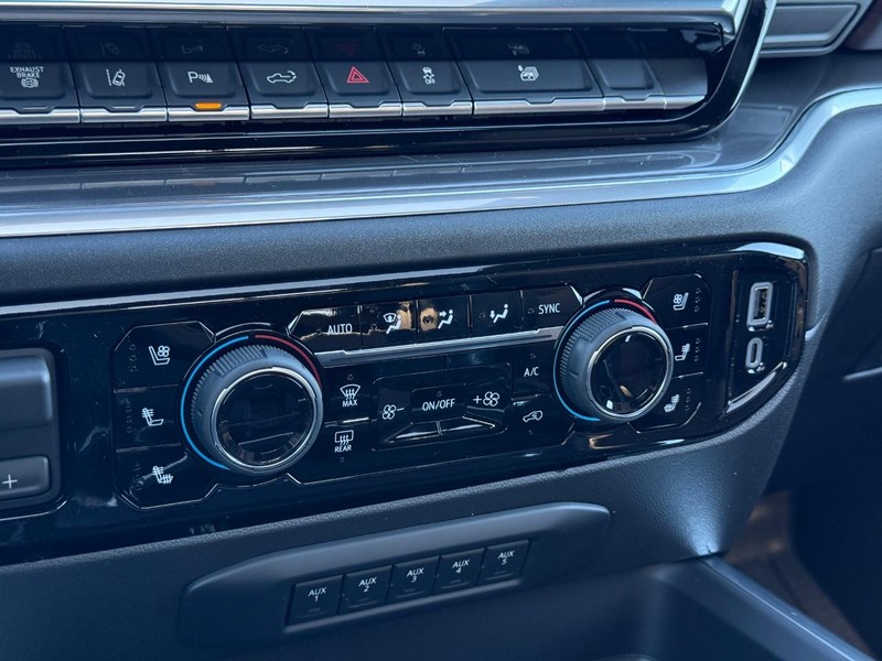 Chevrolet Silverado 3500HD Vehicle Full-screen Gallery Image 15