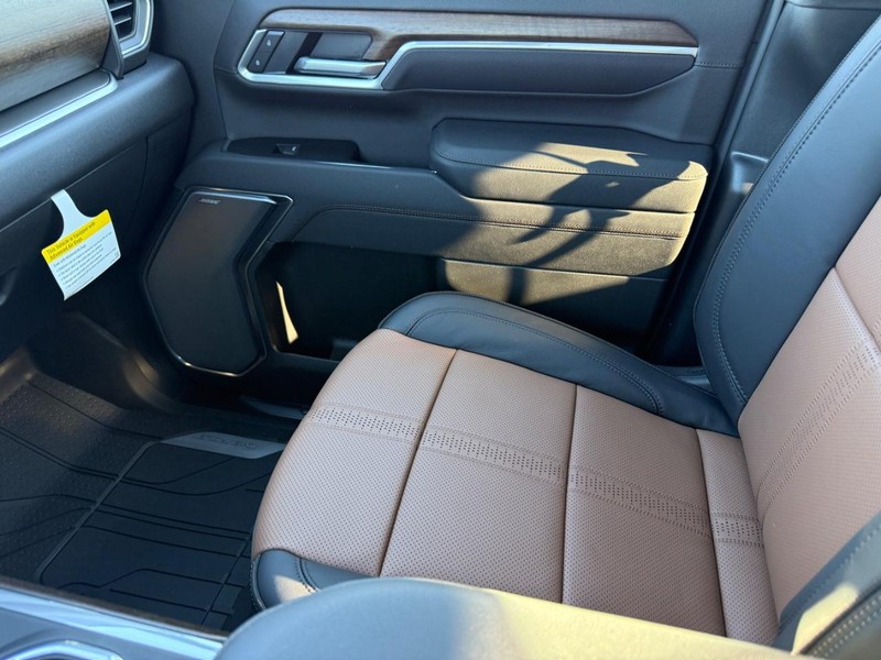 Chevrolet Silverado 3500HD Vehicle Full-screen Gallery Image 16