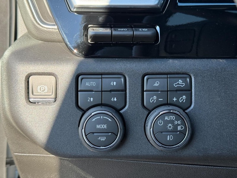 Chevrolet Silverado 3500HD Vehicle Full-screen Gallery Image 17