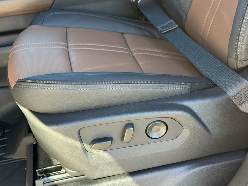 Chevrolet Silverado 3500HD Vehicle Full-screen Gallery Image 20