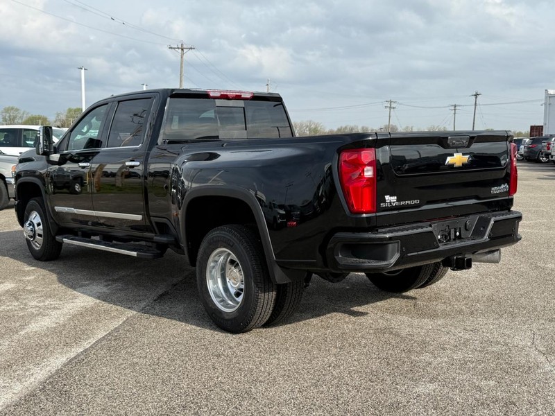 Chevrolet Silverado 3500HD Vehicle Full-screen Gallery Image 3