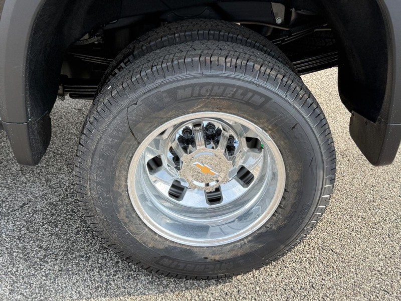 Chevrolet Silverado 3500HD Vehicle Full-screen Gallery Image 4