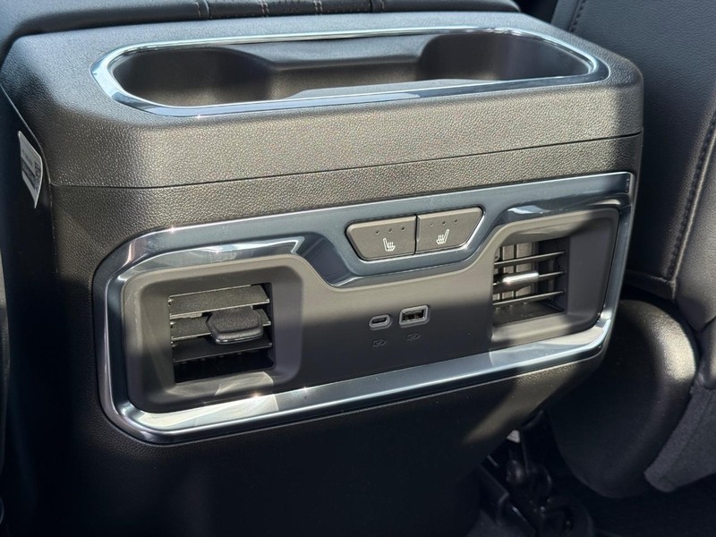 Chevrolet Silverado 3500HD Vehicle Full-screen Gallery Image 7