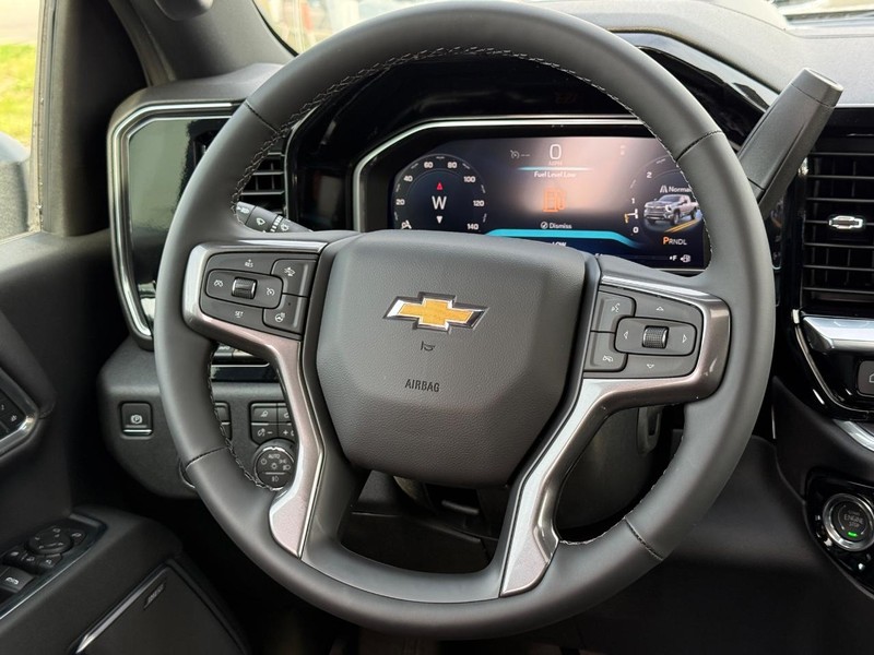 Chevrolet Silverado 3500HD Vehicle Full-screen Gallery Image 9