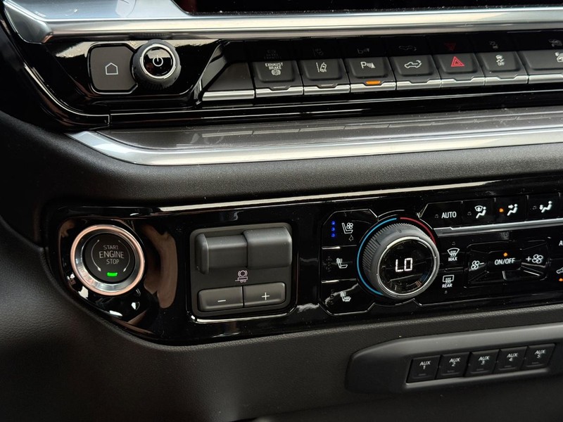 Chevrolet Silverado 3500HD Vehicle Full-screen Gallery Image 14