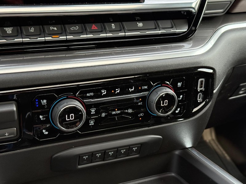 Chevrolet Silverado 3500HD Vehicle Full-screen Gallery Image 15