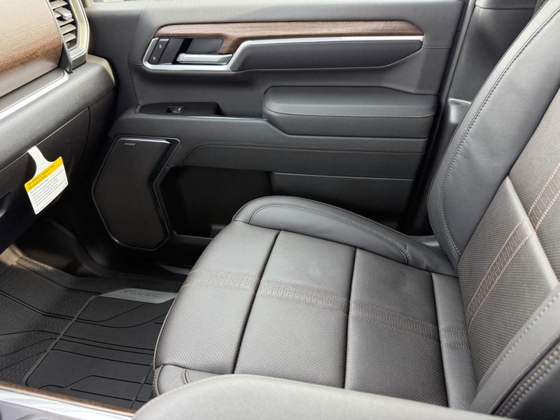 Chevrolet Silverado 3500HD Vehicle Full-screen Gallery Image 16