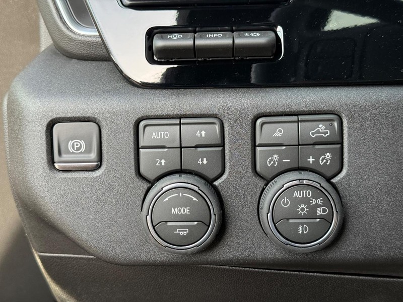 Chevrolet Silverado 3500HD Vehicle Full-screen Gallery Image 17