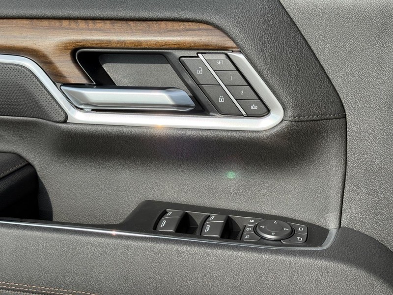 Chevrolet Silverado 3500HD Vehicle Full-screen Gallery Image 19