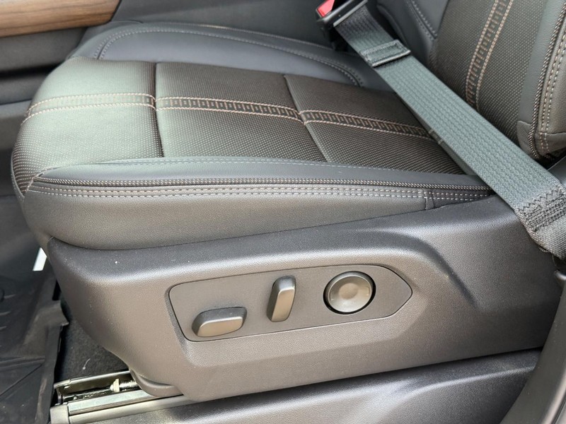 Chevrolet Silverado 3500HD Vehicle Full-screen Gallery Image 20