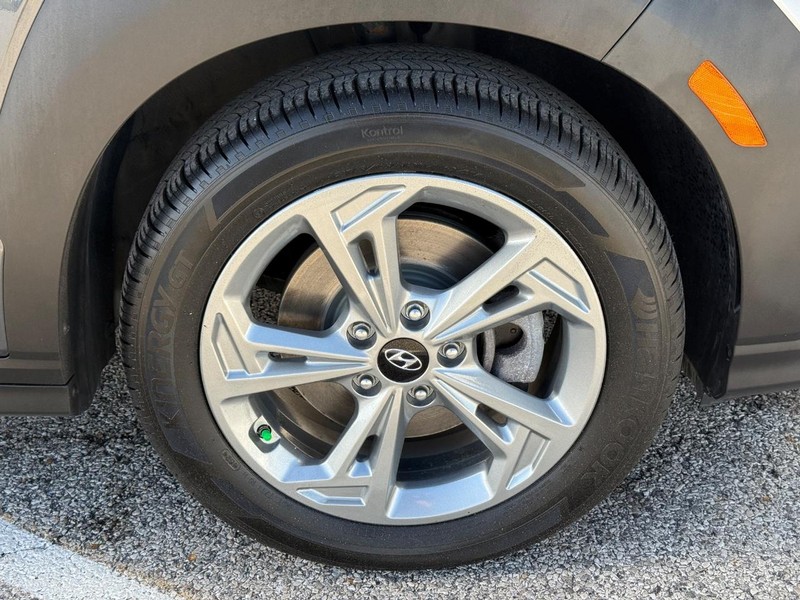 Hyundai Kona Vehicle Full-screen Gallery Image 7