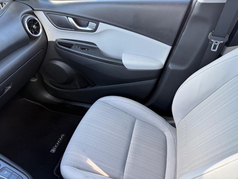 Hyundai Kona Vehicle Full-screen Gallery Image 22