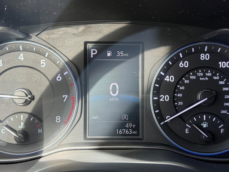 Hyundai Kona Vehicle Full-screen Gallery Image 23