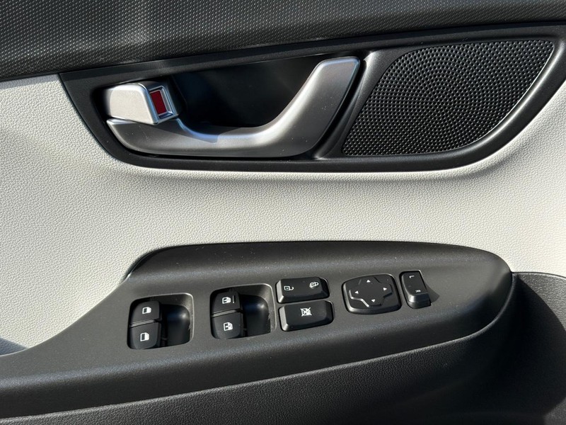 Hyundai Kona Vehicle Full-screen Gallery Image 24