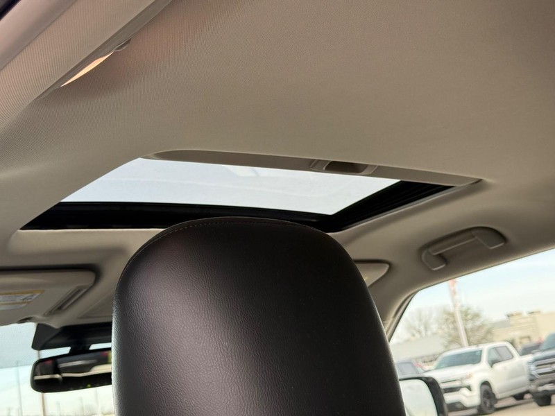 Nissan Armada Vehicle Full-screen Gallery Image 12