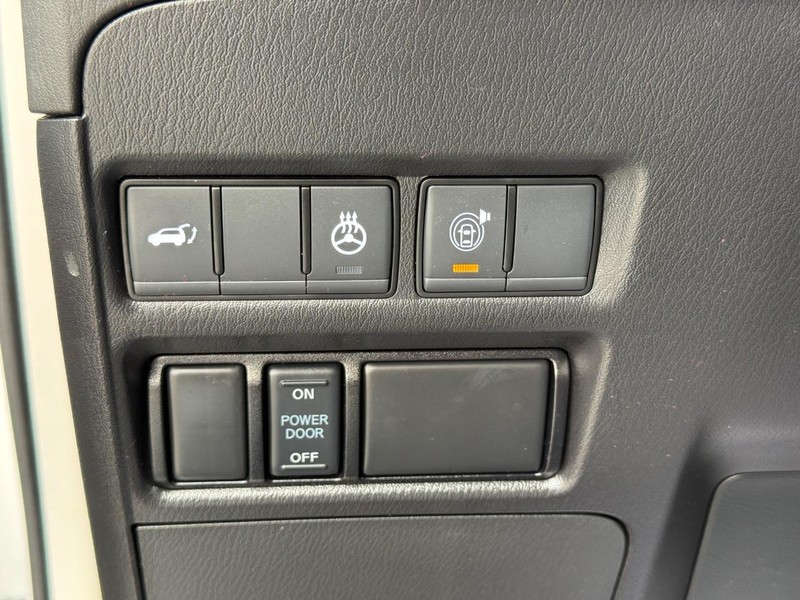 Nissan Armada Vehicle Full-screen Gallery Image 26