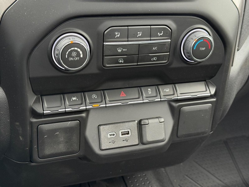 Chevrolet Silverado 1500 Vehicle Full-screen Gallery Image 11