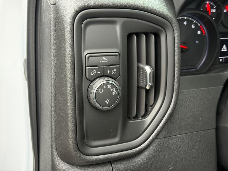 Chevrolet Silverado 1500 Vehicle Full-screen Gallery Image 13