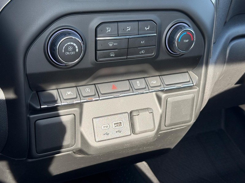 Chevrolet Silverado 1500 Vehicle Full-screen Gallery Image 9