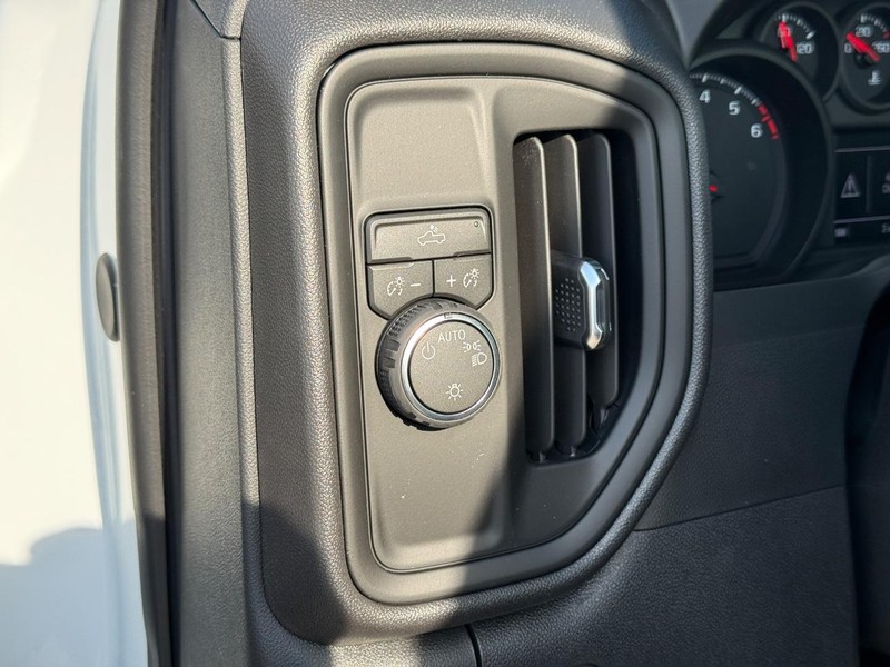 Chevrolet Silverado 1500 Vehicle Full-screen Gallery Image 12