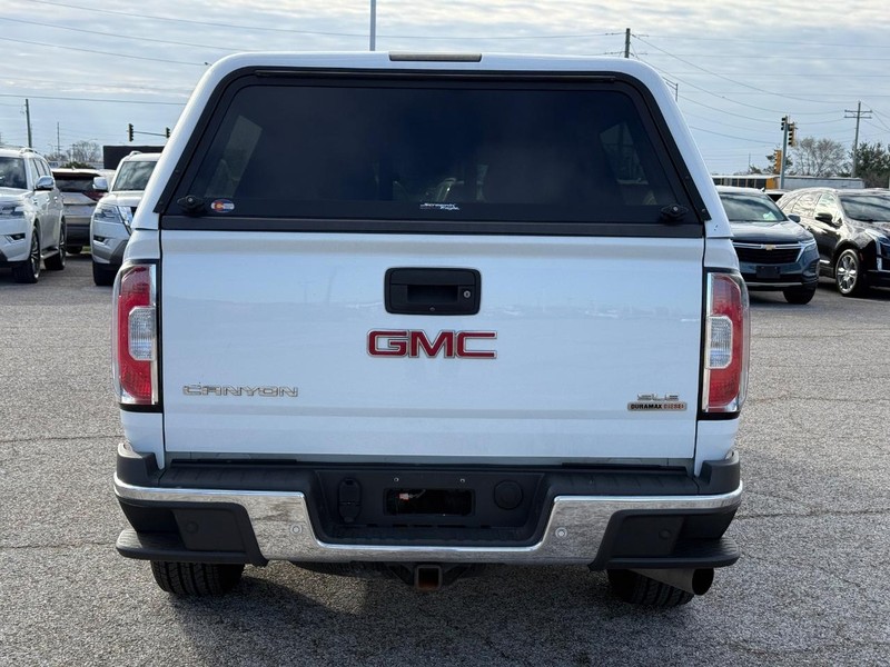 GMC Canyon Vehicle Full-screen Gallery Image 4