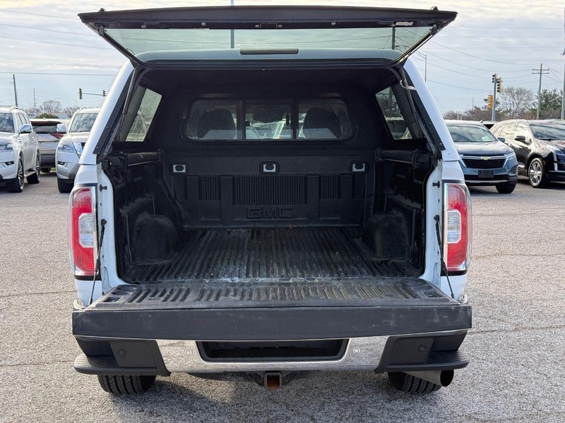 GMC Canyon Vehicle Full-screen Gallery Image 6