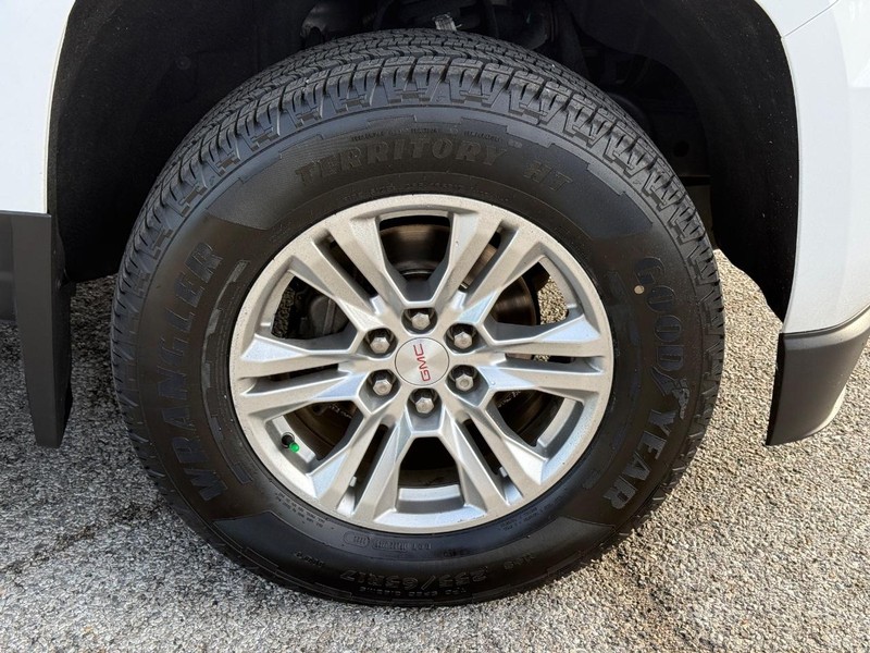 GMC Canyon Vehicle Full-screen Gallery Image 7