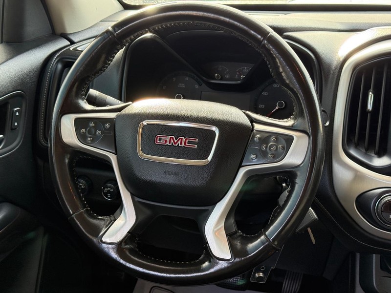 GMC Canyon Vehicle Full-screen Gallery Image 12