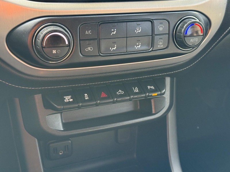 GMC Canyon Vehicle Full-screen Gallery Image 17