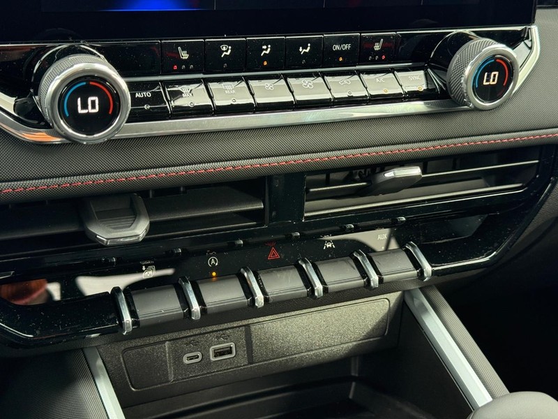 Chevrolet Colorado Vehicle Full-screen Gallery Image 12