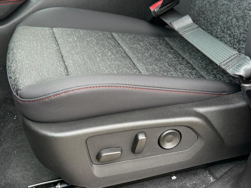 Chevrolet Colorado Vehicle Full-screen Gallery Image 16