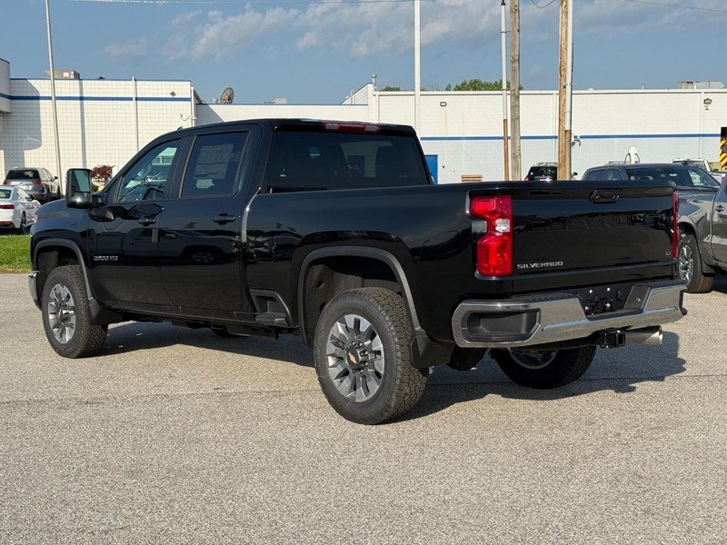 Chevrolet Silverado 2500HD Vehicle Full-screen Gallery Image 3