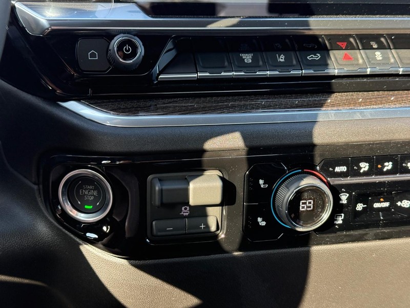 Chevrolet Silverado 2500HD Vehicle Full-screen Gallery Image 12