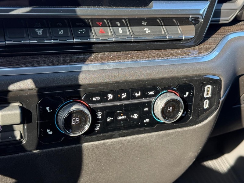 Chevrolet Silverado 2500HD Vehicle Full-screen Gallery Image 13