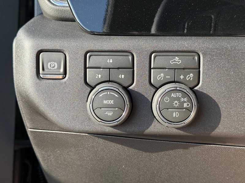 Chevrolet Silverado 2500HD Vehicle Full-screen Gallery Image 15