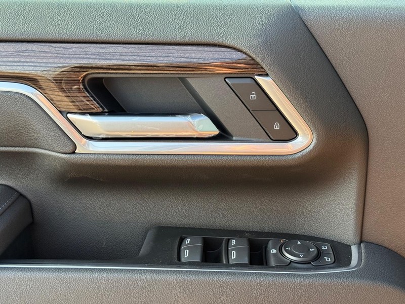 Chevrolet Silverado 2500HD Vehicle Full-screen Gallery Image 16