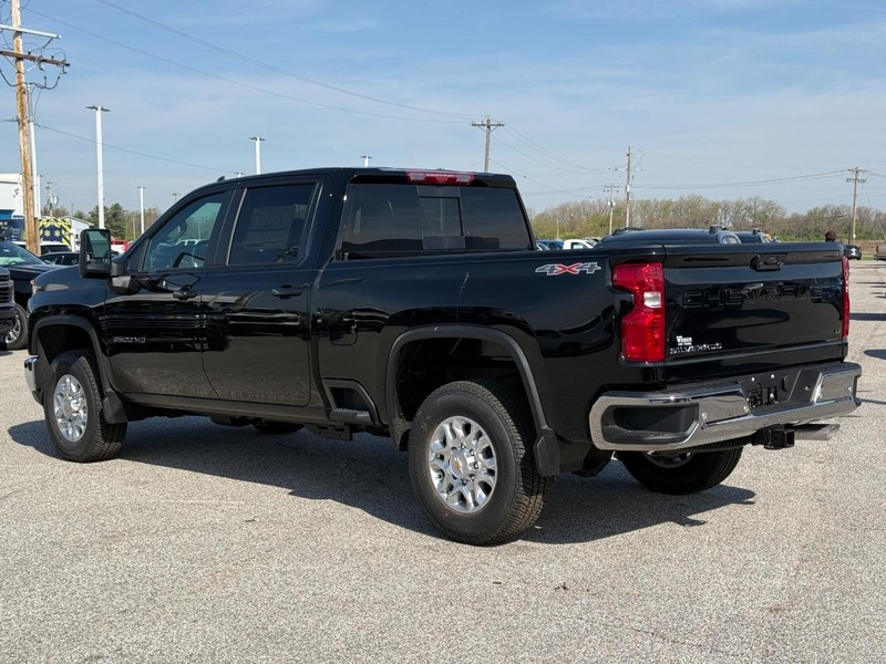 Chevrolet Silverado 2500HD Vehicle Full-screen Gallery Image 3