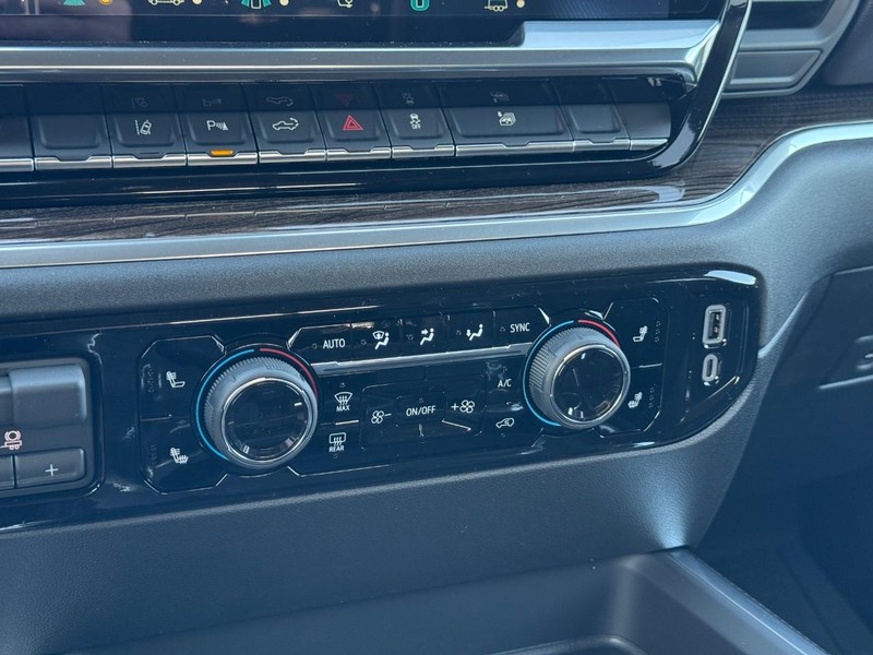 Chevrolet Silverado 2500HD Vehicle Full-screen Gallery Image 13