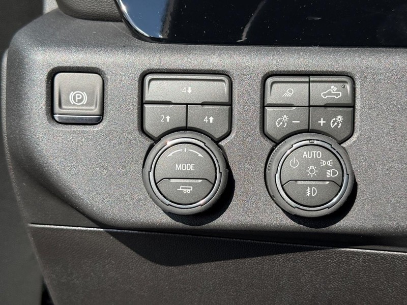 Chevrolet Silverado 2500HD Vehicle Full-screen Gallery Image 15