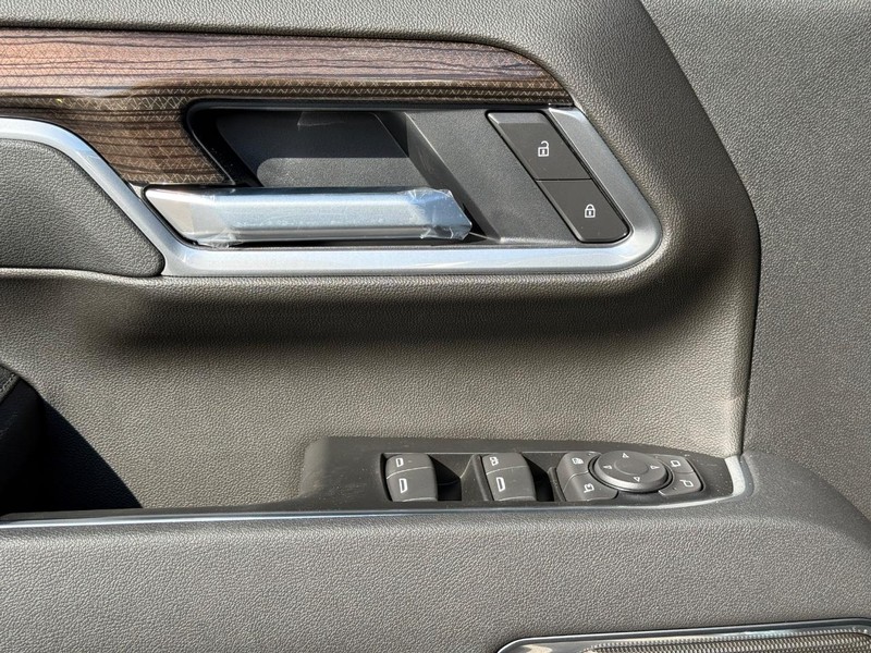 Chevrolet Silverado 2500HD Vehicle Full-screen Gallery Image 16