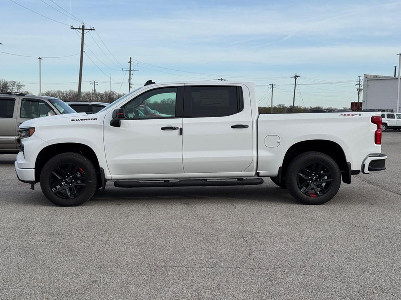 Chevrolet Silverado 1500 Vehicle Full-screen Gallery Image 2