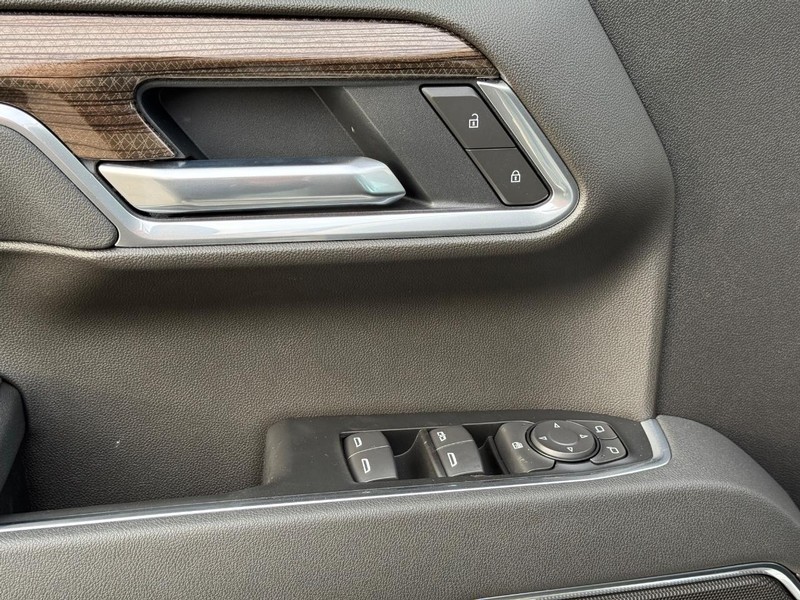 Chevrolet Silverado 1500 Vehicle Full-screen Gallery Image 18