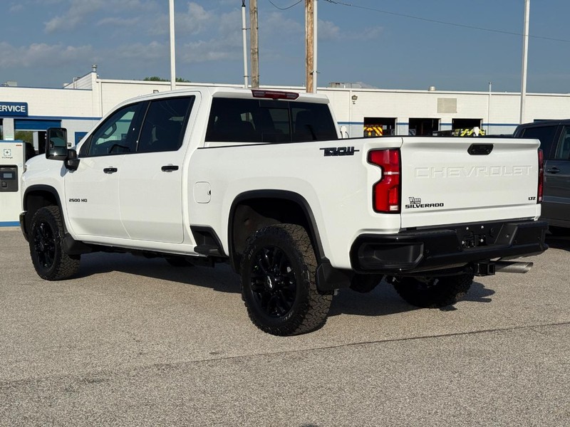 Chevrolet Silverado 2500HD Vehicle Full-screen Gallery Image 3